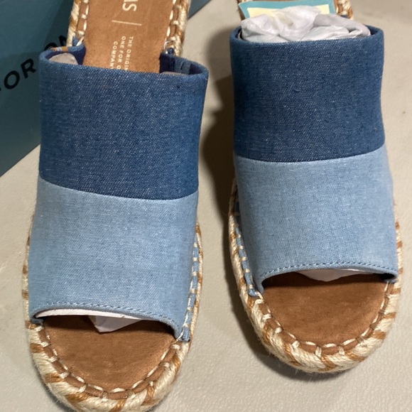 Brand new Tom’s wedges in denim with nice braided wedge in size 9. - Picture 4 of 8